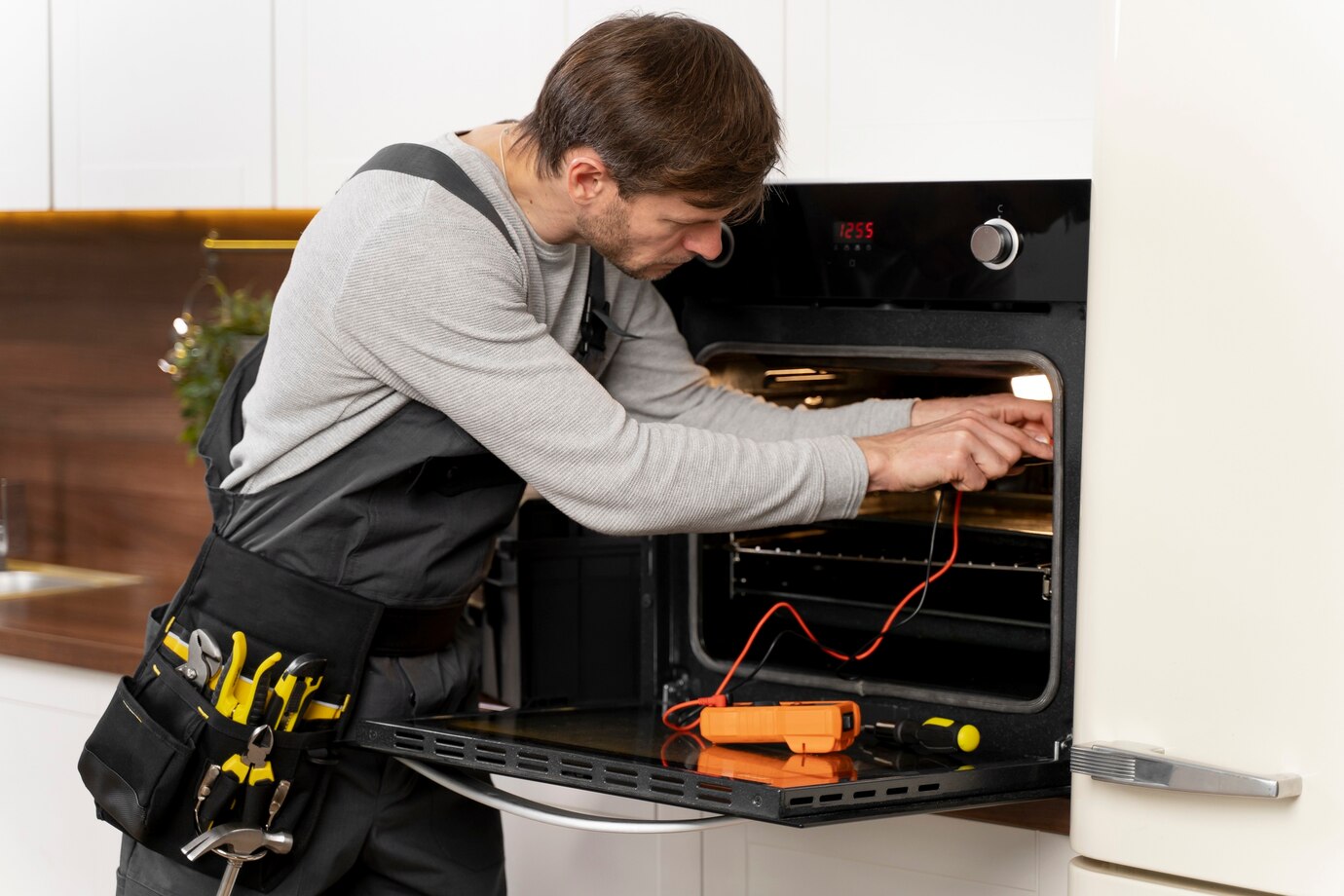 reparacion-trabajador-mantenimiento-servicio_23-2149176716